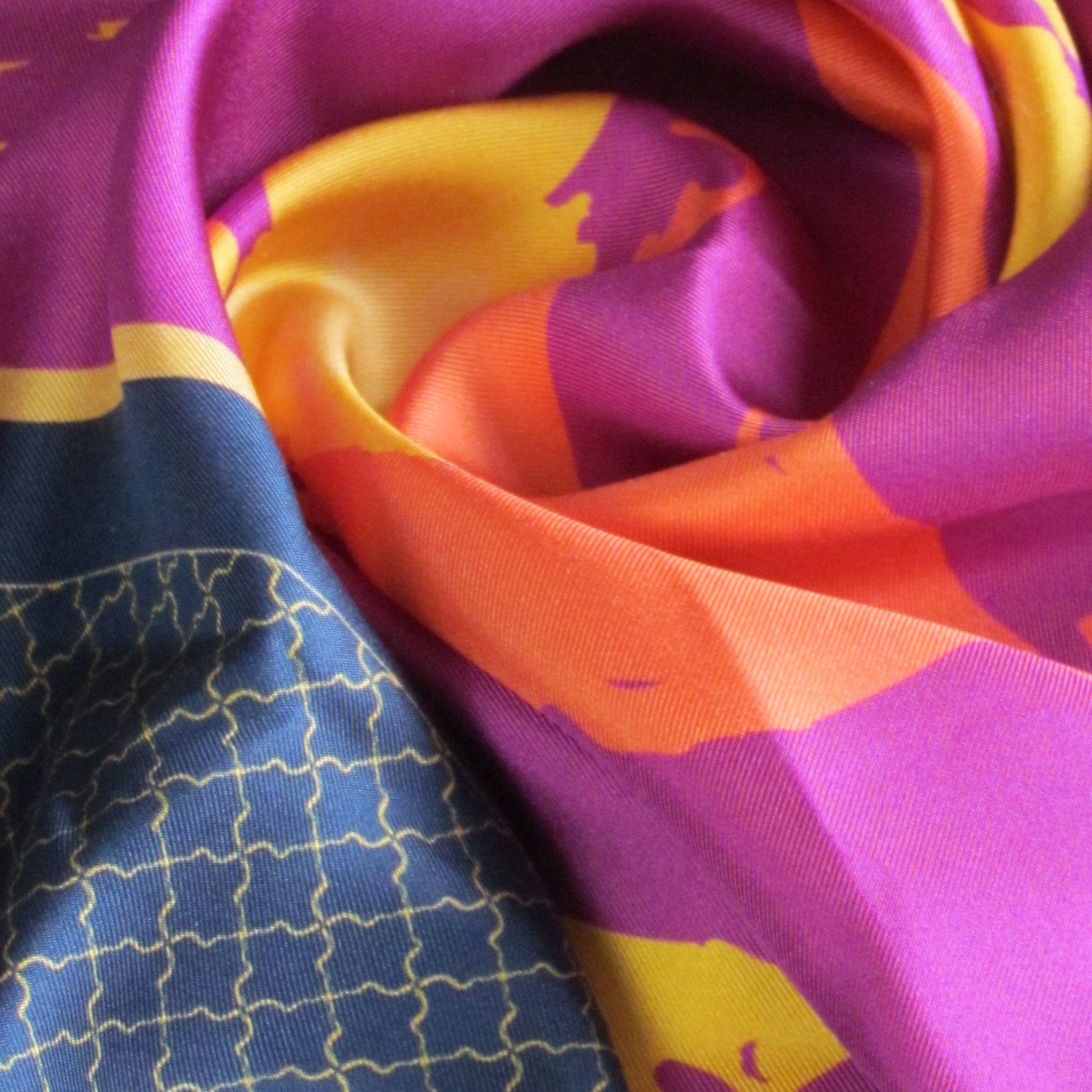 Gilded petal magenta - Silk scarf